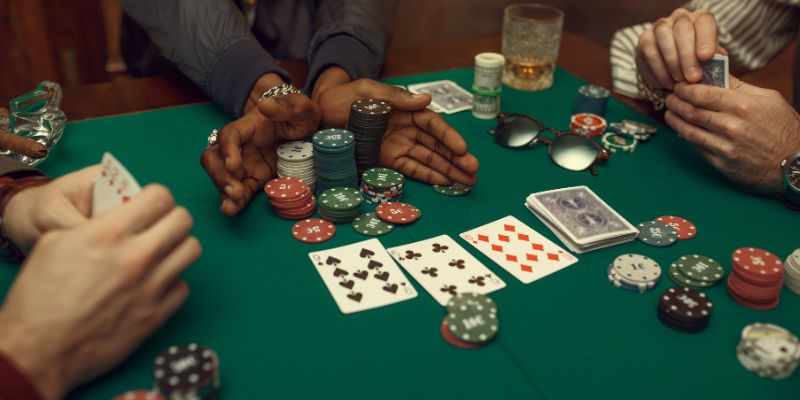 Khám phá cách đánh bài poker - Chi tiết cho tân thủ 2024